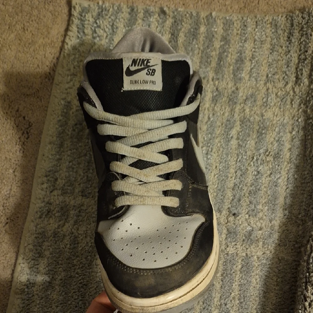 Nike Black and Gray Athletic Shoes for Performance - Picture 2 of 3